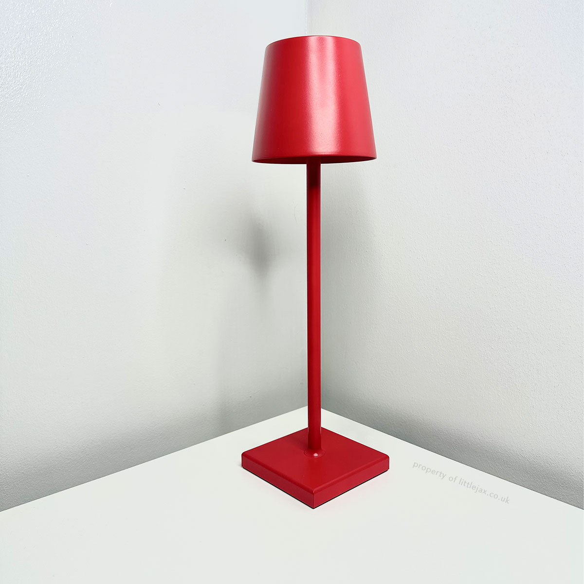 Modern and contemporary cordless table lamp - Rechargeable LED lamp for office, bedroom, living room, or restaurant, with sleek minimalist design