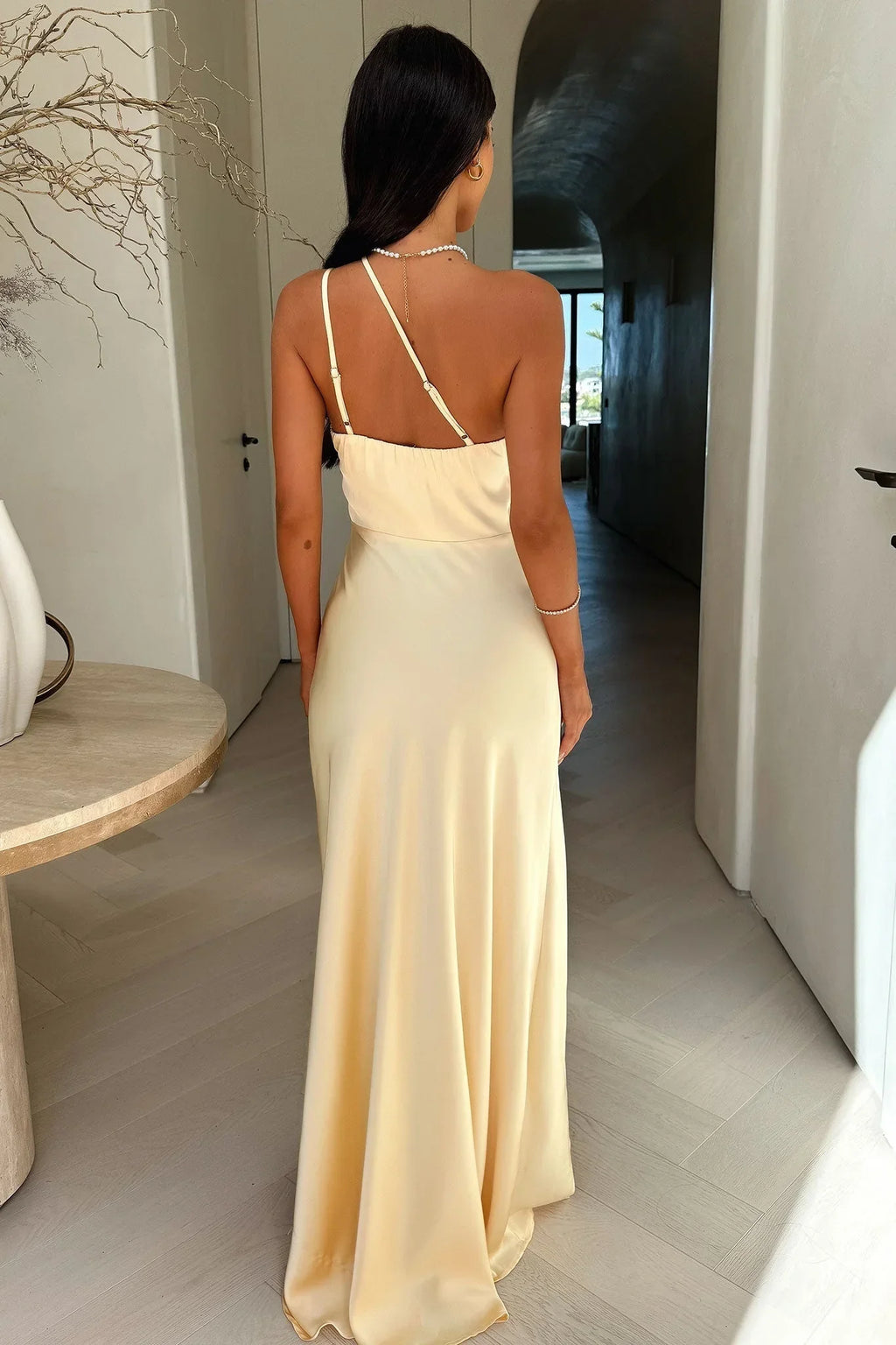 Abito Lungo Asimmetrico da Donna con Spacco – Beige Elegante