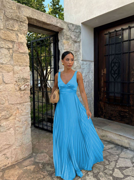 Elegant long sleeveless V-neck dress for women - Lightweight evening dress with open back and pleats for formal events  