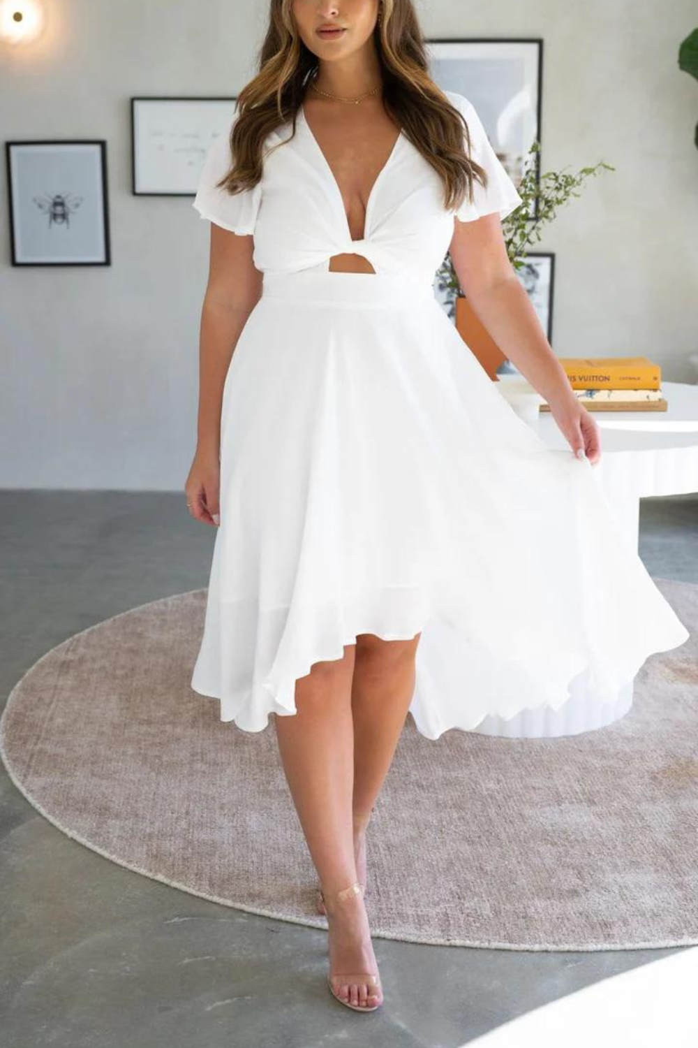 Elegante abito midi in raso con scollo a V profondo da donna maniche a farfalla e gonna asimmetrica fluida