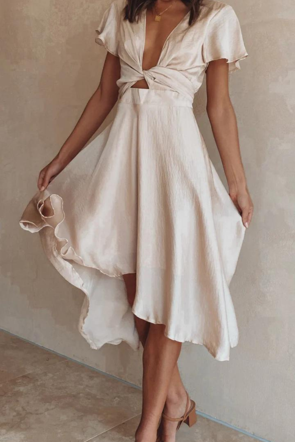 Elegante abito midi in raso con scollo a V profondo da donna maniche a farfalla e gonna asimmetrica fluida