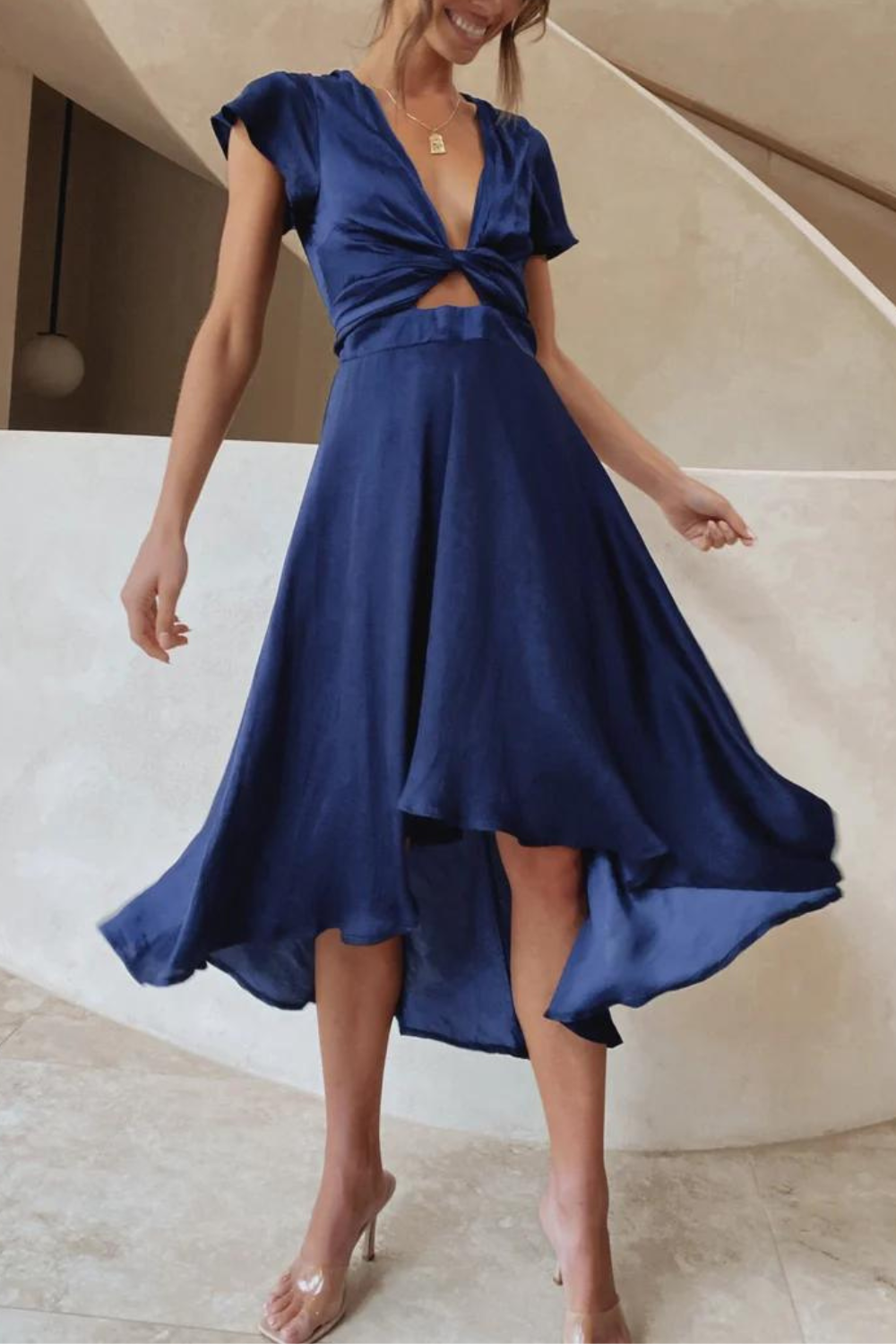 Elegante abito midi in raso con scollo a V profondo da donna maniche a farfalla e gonna asimmetrica fluida