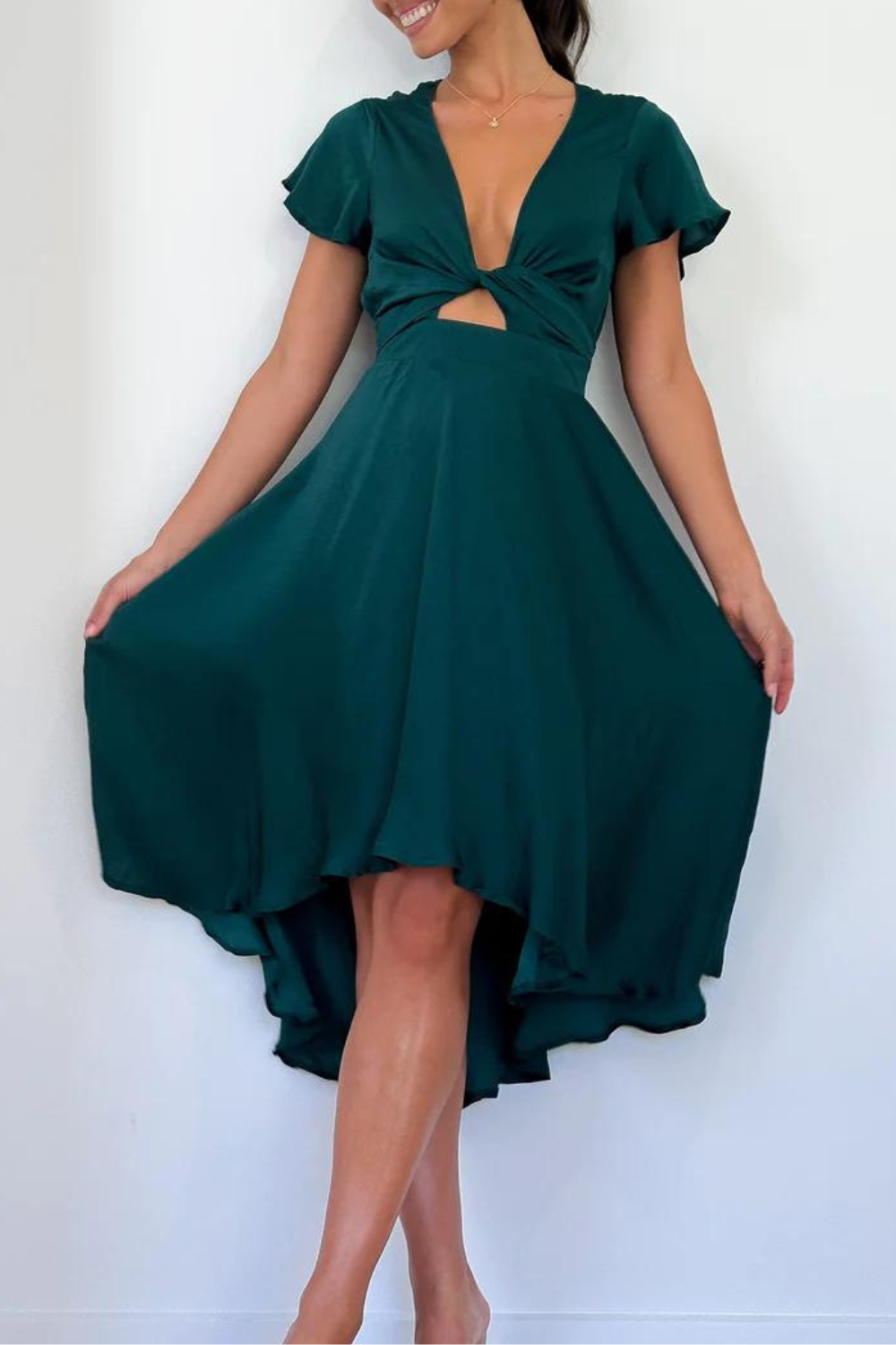 Elegante abito midi in raso con scollo a V profondo da donna maniche a farfalla e gonna asimmetrica fluida