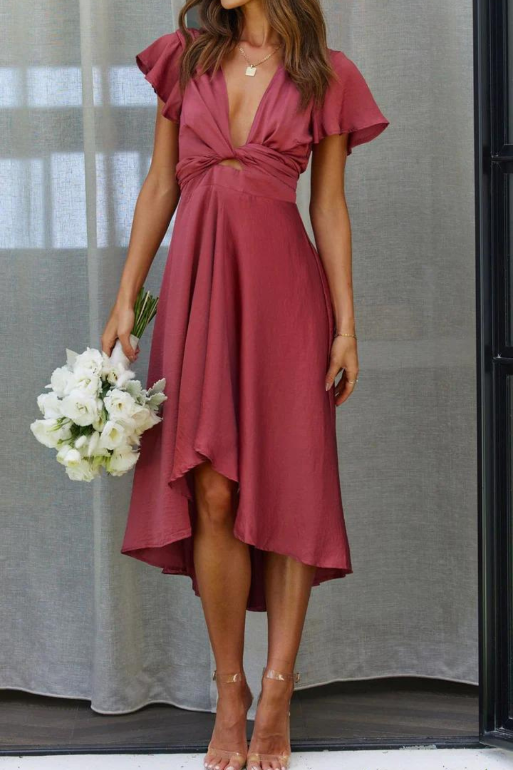 Elegante abito midi in raso con scollo a V profondo da donna maniche a farfalla e gonna asimmetrica fluida