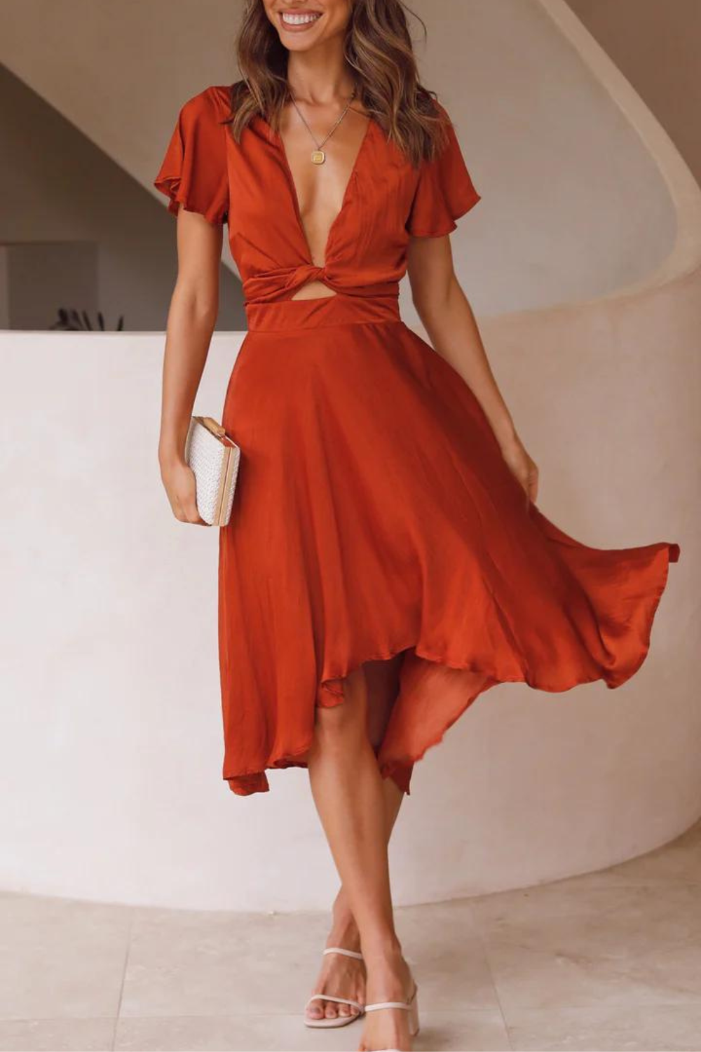 Elegante abito midi in raso con scollo a V profondo da donna maniche a farfalla e gonna asimmetrica fluida