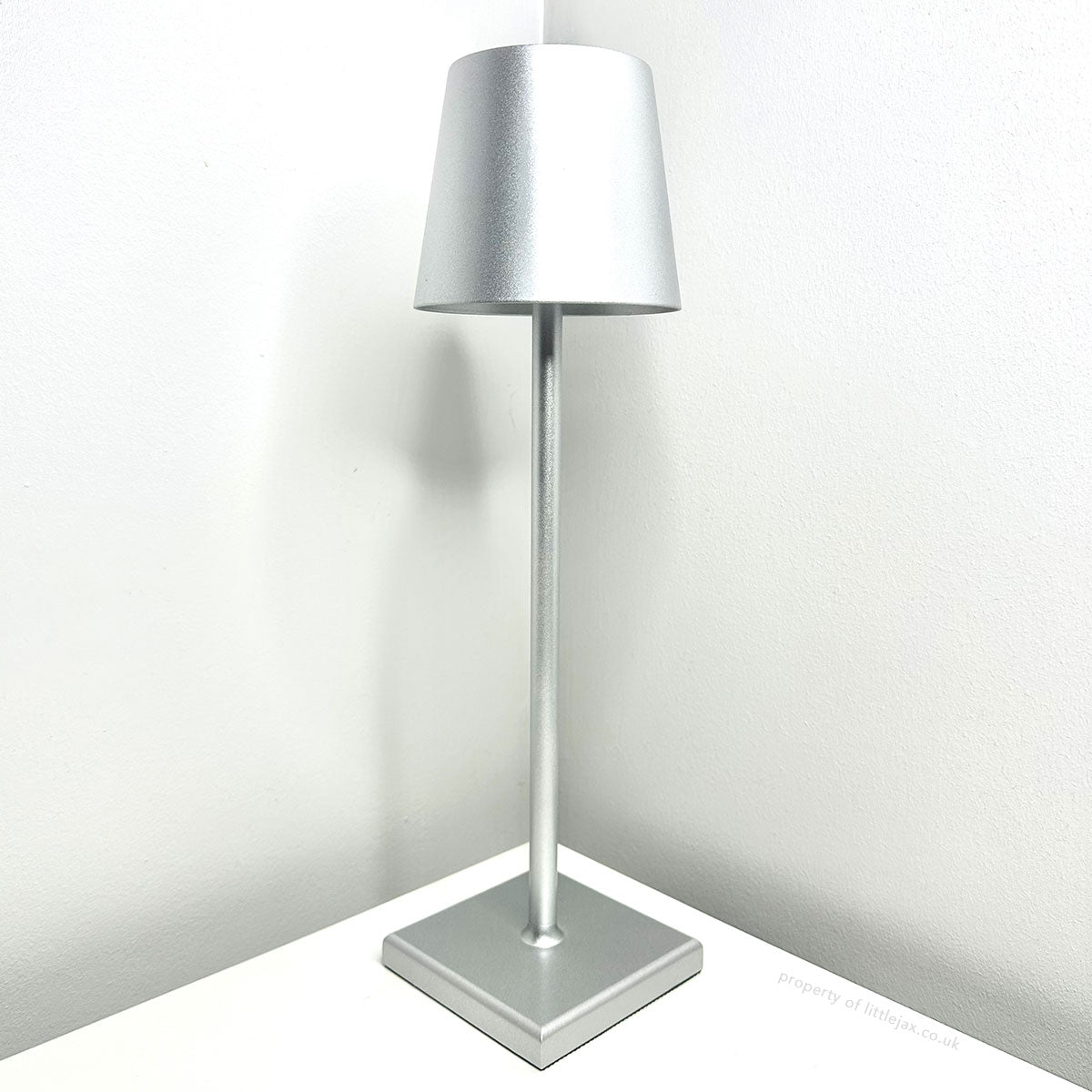 Modern and contemporary cordless table lamp - Rechargeable LED lamp for office, bedroom, living room, or restaurant, with sleek minimalist design
