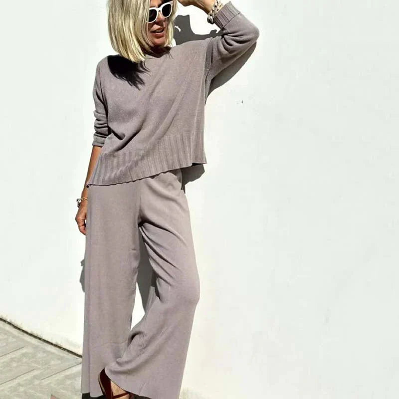 Completo in maglia da donna composto da due pezzi - elegante maglione e pantaloni coordinati