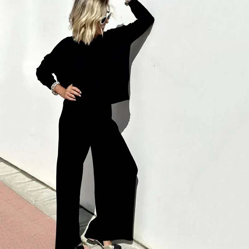 Completo in maglia da donna composto da due pezzi - elegante maglione e pantaloni coordinati