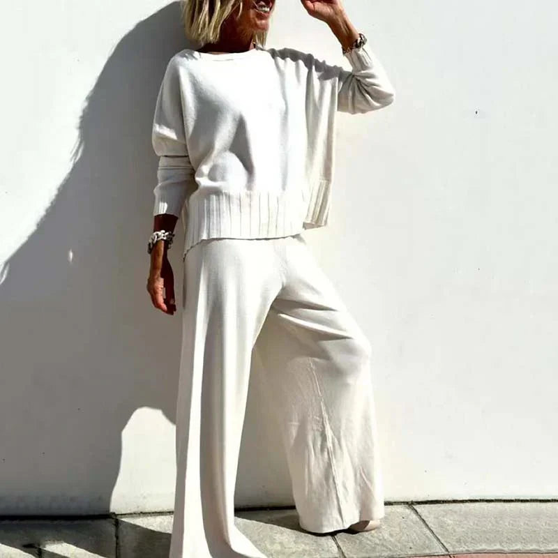 Completo in maglia da donna composto da due pezzi - elegante maglione e pantaloni coordinati