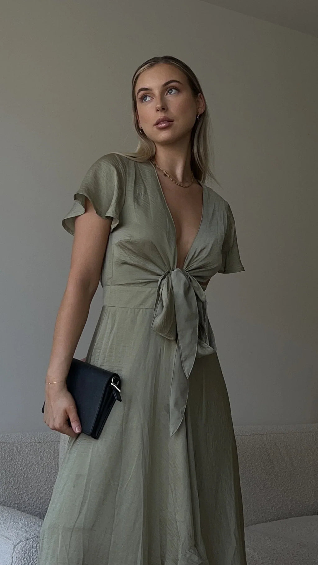 Elegante abito midi in raso con scollo a V profondo da donna maniche a farfalla e gonna asimmetrica fluida