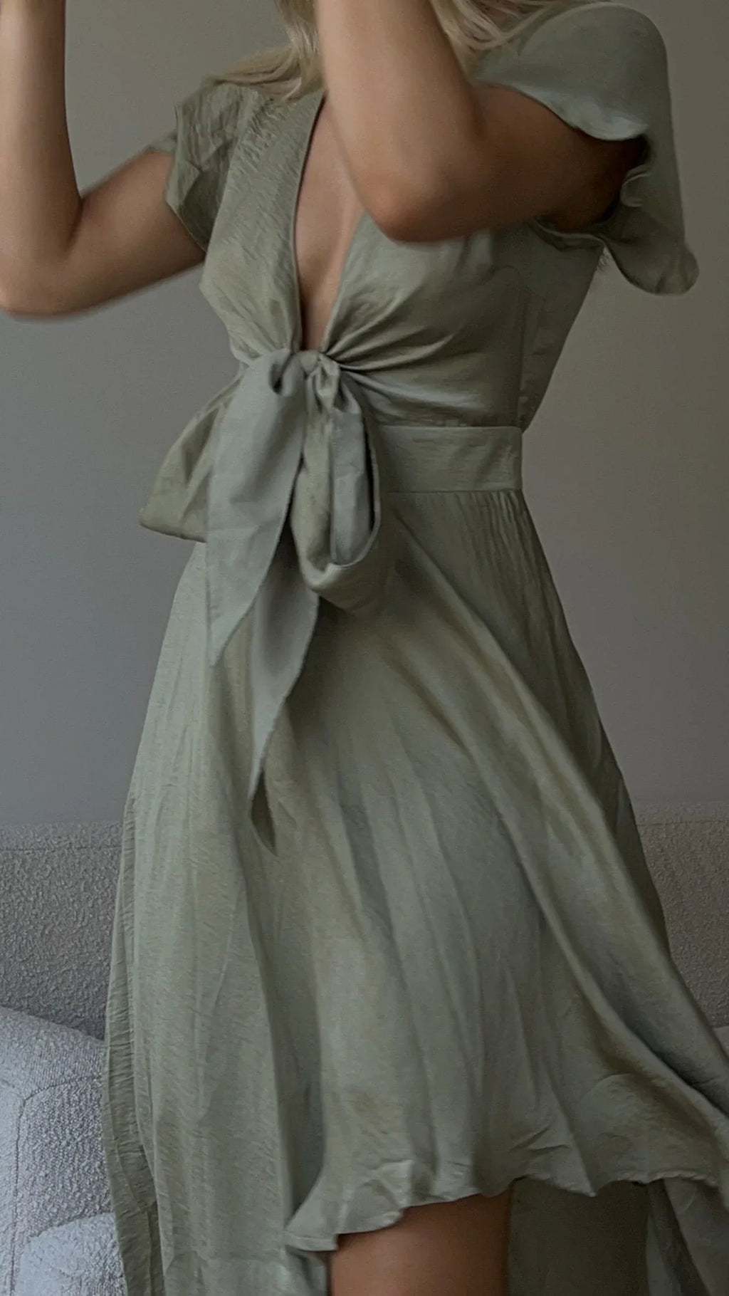 Elegante abito midi in raso con scollo a V profondo da donna maniche a farfalla e gonna asimmetrica fluida