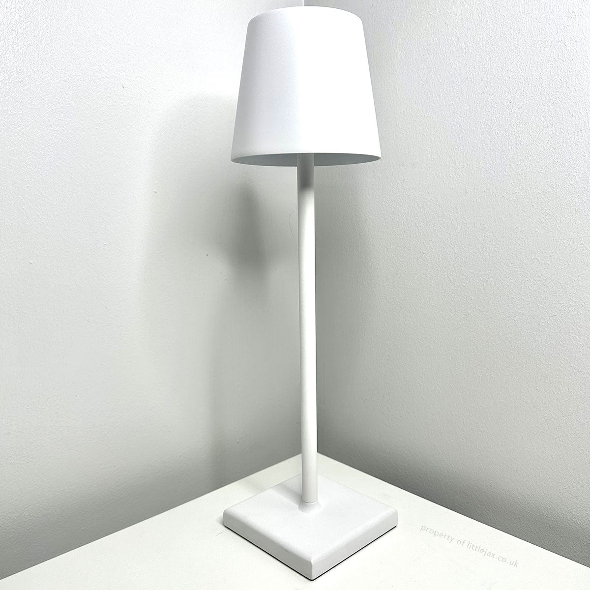 Modern and contemporary cordless table lamp - Rechargeable LED lamp for office, bedroom, living room, or restaurant, with sleek minimalist design