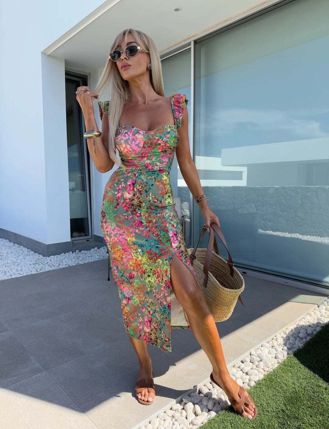 Abito midi stampato da donna - con scollo a cuore, spalline arricciate e spacco laterale