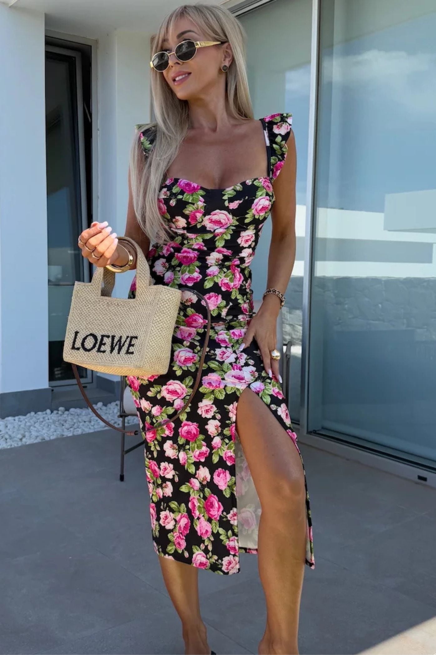 Abito midi stampato da donna - con scollo a cuore, spalline arricciate e spacco laterale