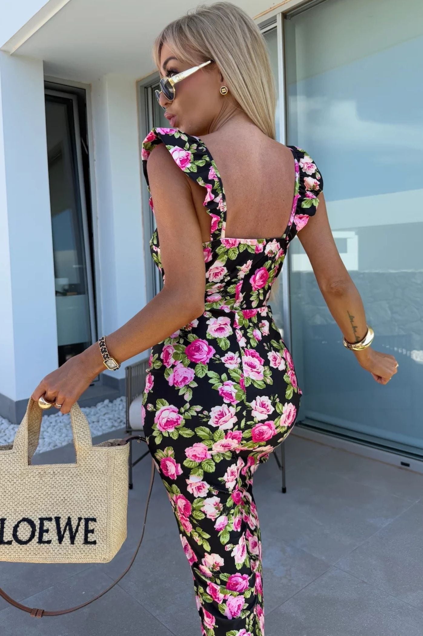 Abito midi stampato da donna - con scollo a cuore, spalline arricciate e spacco laterale