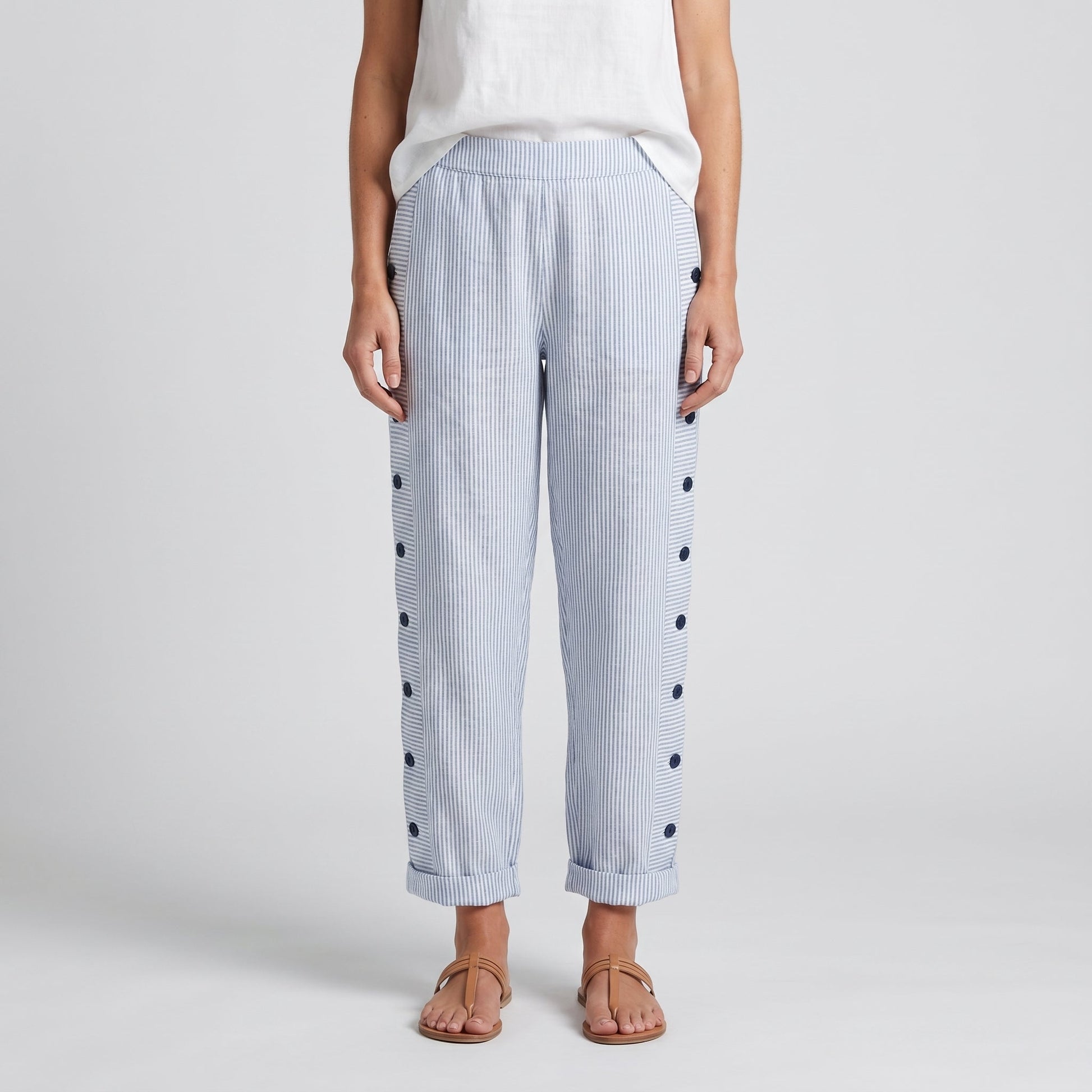 Pantaloni donna a righe con bottoni a contrasto - Chic e fluidi