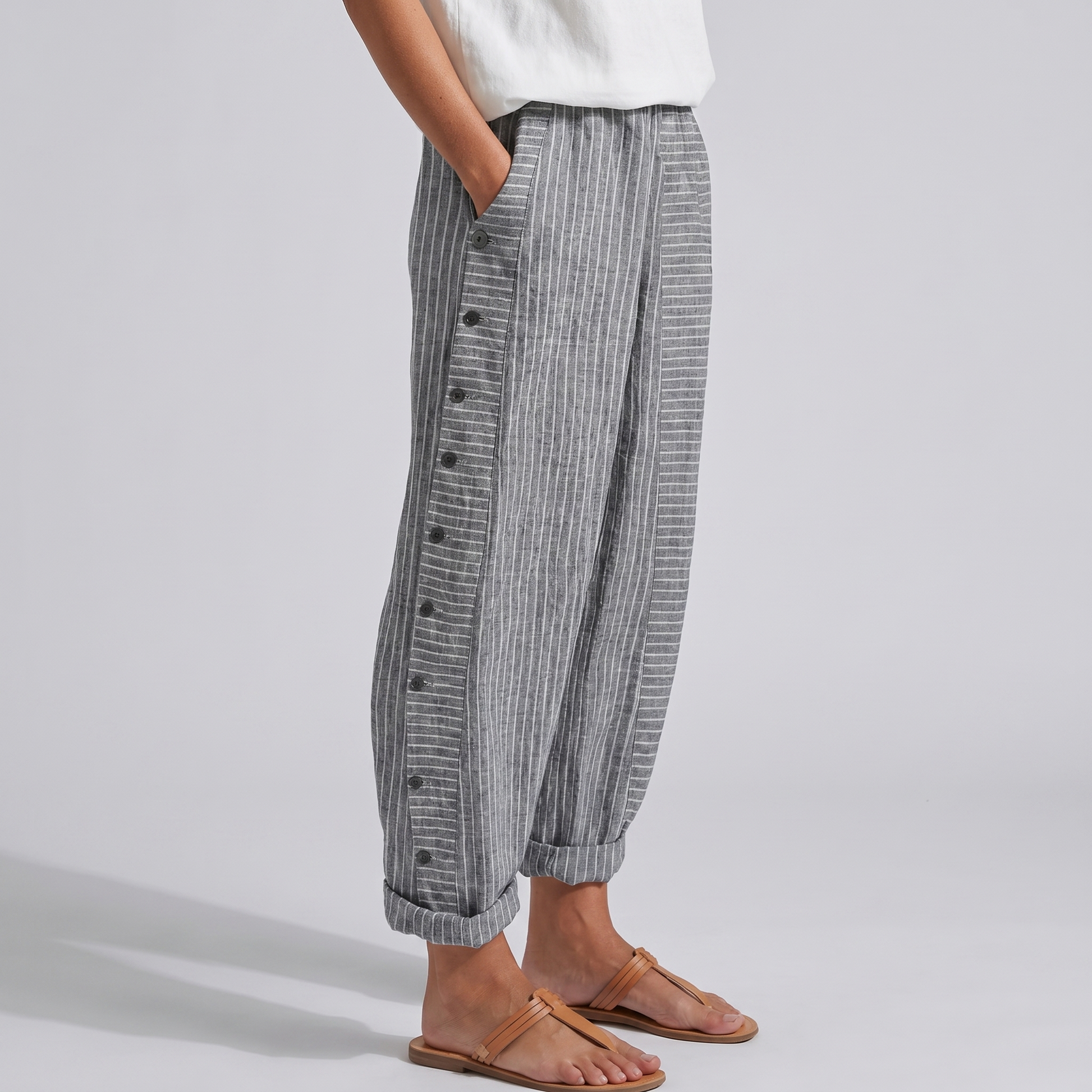 Pantaloni donna a righe con bottoni a contrasto - Chic e fluidi